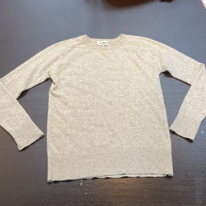 Soft goat cashmere tröja - Soft goat cashmere tröja | inga defekter| tröjan är grå och är en herr tröja| den är i storlek small så man behöver ungefär vara från 160cm till 170cm lång för att passa|den är 100% cashmere|fråga hur mycket du vill om du är intresserad av att köpa.