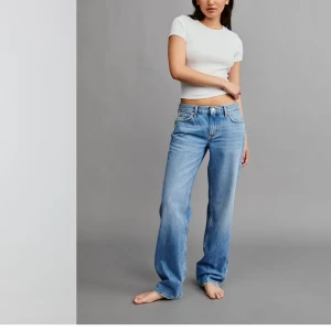 Jeans - Low Waits straight jeans från Gina Tricot. Helt slutsålda ! nyskick ! Nypriset är 500kr🫶🏻 skriv för egna bilder 