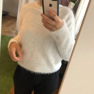 Vit hårig(??) tröja - Denna tröja är väldigt fin men har aldrig riktigt kommit till användning.Den har lite trådar som sticker ut ur tyget, men kliar inte för den sakens skull.🥰