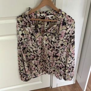blommig blus - blusen är i bra skick