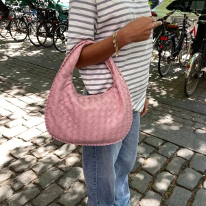 Design by si väska - Rosa balenciaga inspirerad väska från design ny si. Super bra och redig kvalite men jag tycks alldrig använda den! Köpt för 560 + frakt, säljer för 400 då den aldrig är använd