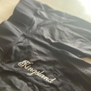 Kingsland ridtights  - Ridbyxor från Kingsland strl L, men sitter mer som en M. Inköpta på marietorp. 
