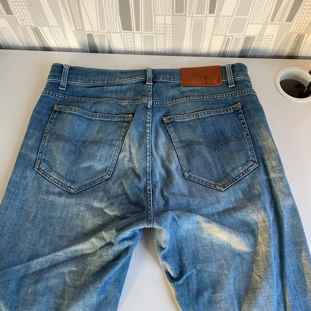 Tjena, säljer mina trendiga tiger Jeans i passformen slim fit. Jeansen är knappt använda, cond 8/10. Nypris: 1799kr, hör av er vid minsta intresse//Anton. Jeans & Byxor.