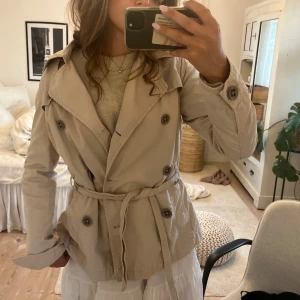 Kappa/Trenchcoat!!❤️‍🔥🥹 - Otroligt snygg och trendig höst kappa!!🥹❤️‍🔥Från märket Dress Yourself!!🤩Stolek M men passar mig som är en xs/s hur bra som helst❤️❤️