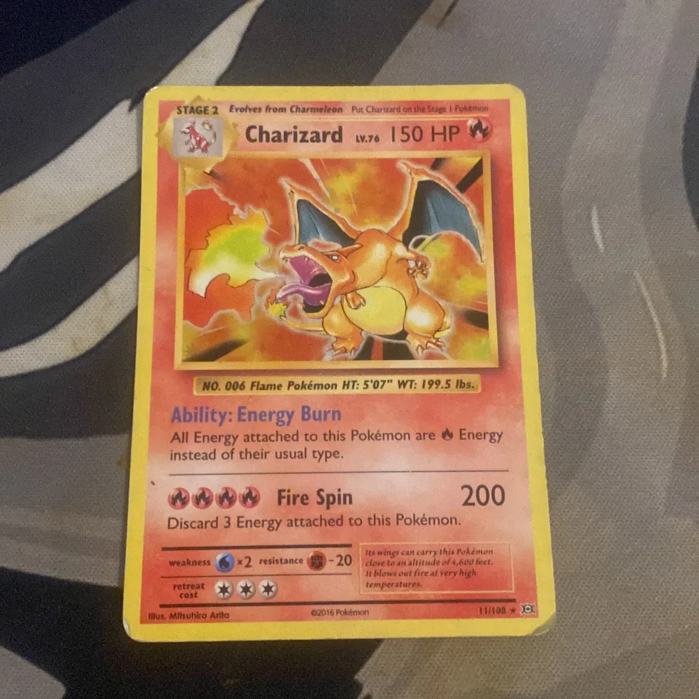 Ätt rare charizard pokimon kort. Värd 4000kr men säljs för billigare pris. Bra skick. Accessoarer.