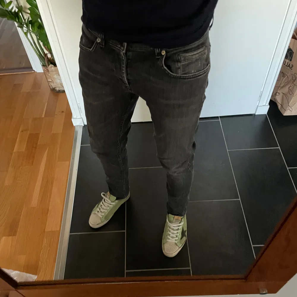 Tjena, säljer mina Dondup Jeans i den trendiga modellen George. Jeansen är knappt använda, cond 9/10. Nypris: 3200kr, hör av er vid minsta intresse// Anton. Jeans & Byxor.