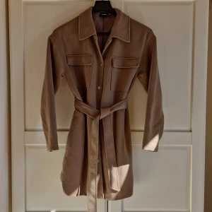 Höstjacka - Tunnt fordrad jacka med skärp. Nästan som en längre överskjorta. Fint skick