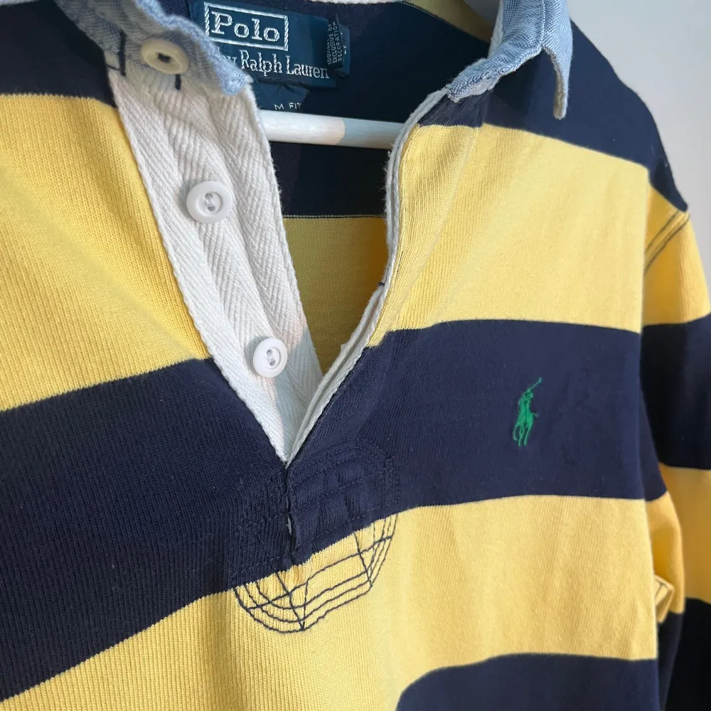 Snygg blå- och gulrandig rugbytröja från ralph lauren. Personligen tror jag att juste sånna tröjor kommer bli väldigt trendigt nu mot hösten. Skicka DM vid frågor och funderingar!. Tröjor & Koftor.