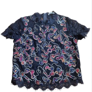 Spetstopp Zara trafaluc - Spetstopp i fint skick.  Mått Axlar sida till sida: 35 cm Byst sida till sida: 48 cm Längd: 50 cm