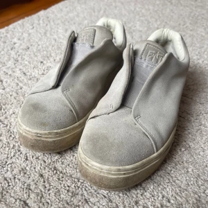 Grå eytys skor! - Storlek 37
