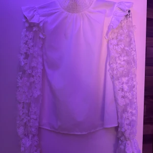 Långärmad blus  - Jättefin långärmad blus med spets och blommönster🤍 knappt använd 