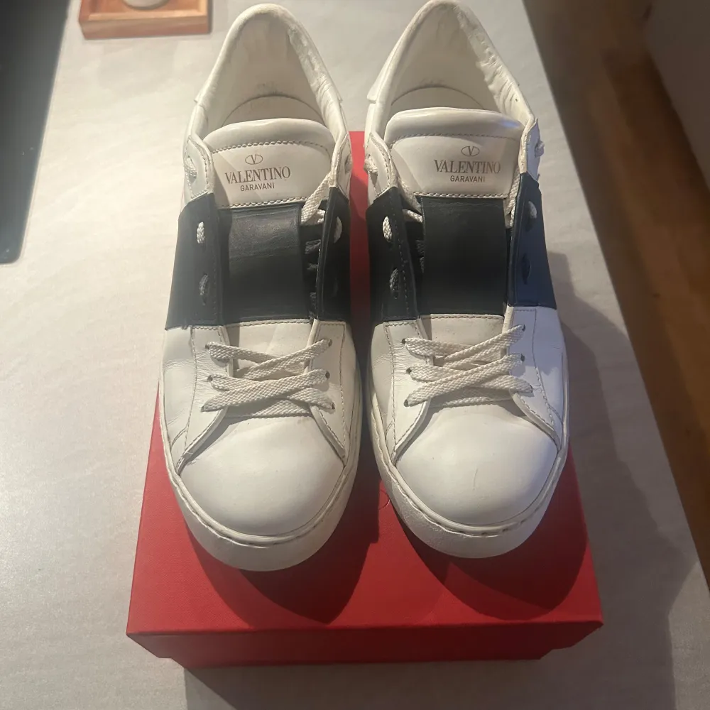 Säljer ett par Valentino Garavani Calfskin Open Sneaker i storlek 39. Skorna är i mycket gott skick. Skokartong, dustbag och ett helt oanvänt par skosnören medföljer. Nypris idag är 7280 kr. Kvitto finns.. Skor.