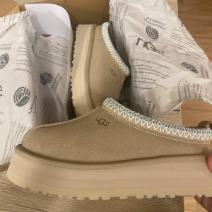 W TAZZ ugg  - Säljer ett par Tazz uggs i storlek 38  Helt nya oanvända i orginalkartong medföljer.   Säljer pågrund av att jag valde ett par andra. 