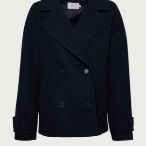 marinblå kappa - säljer denna fina kappan från nelly! säljer pga att jag ej använder den mer! kom privat för fler bilder 😍😍