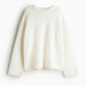 H&M mohair vit - Slutsåld H&M stickad mohair tröja, vit använd ett fåtal gånger som ny