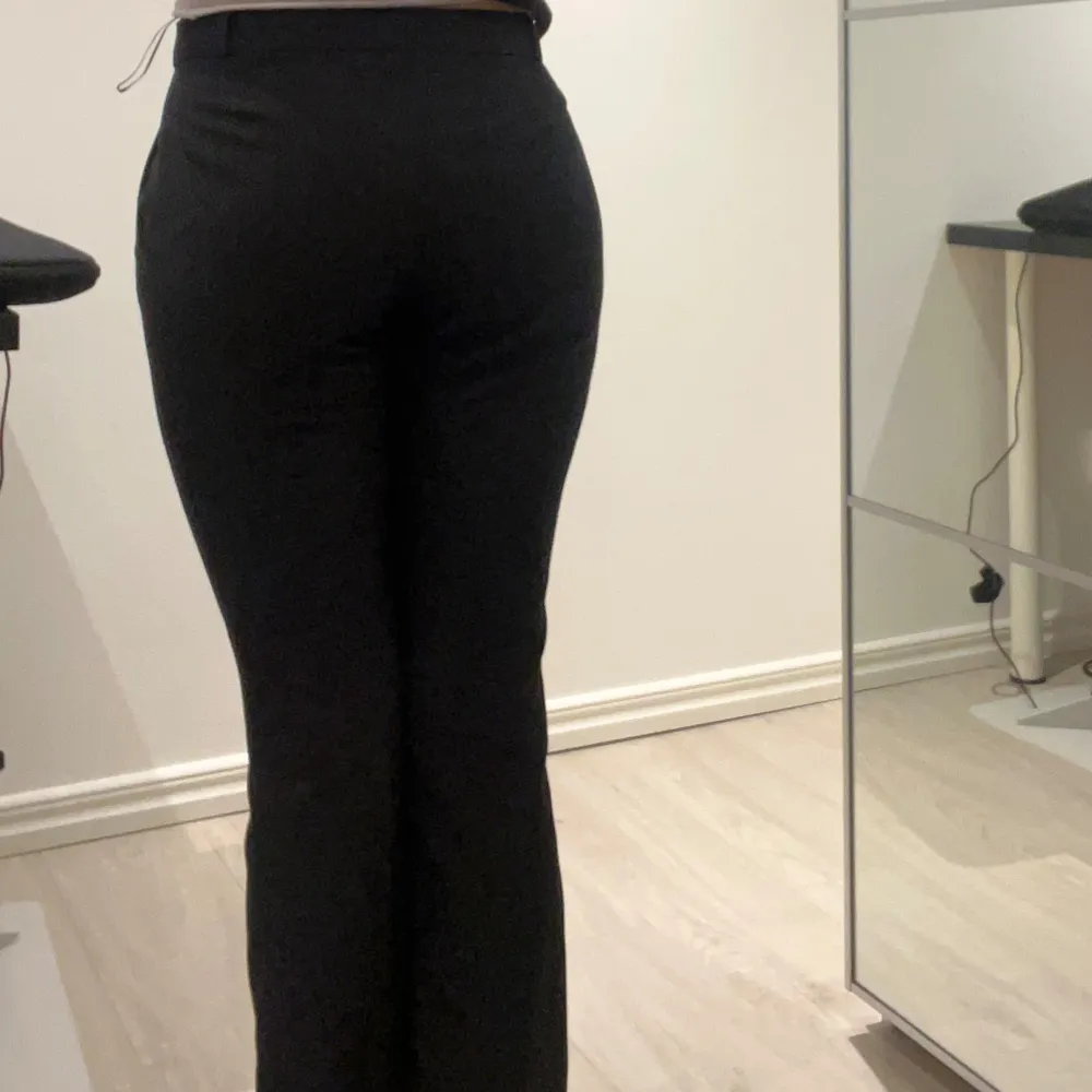 Snygga svarta bootcut kostymbyxor i midwaist. Nyskick. Jag själv är 164 cm💕(Passar 34/36). Jeans & Byxor.