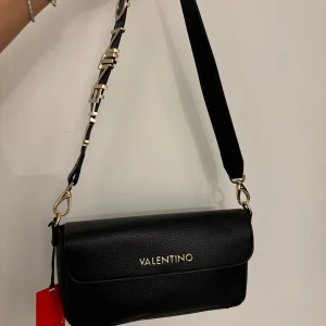 Valentino väska - Valentino väska i nyskick, äkta såklart! Säljer då den inte kommer till användning🥰