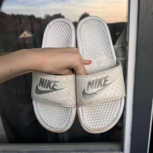 Nike tofflor - Nike tofflor, använda.  Har lite defekter, se bild.   Super sköna!