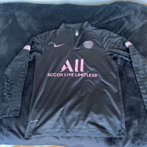 Psg träningstörja  - Tja. Säljer en långarmad psg träningströja i storlek s 