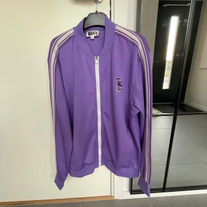 Risky kofta utan luva - säljs då ja ångrat köpet. Använd få gånger så fortfarande i ny skick 