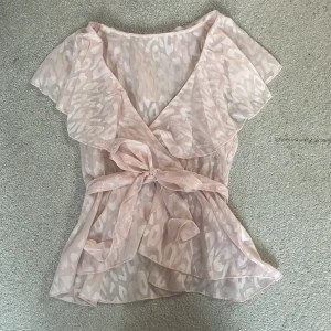 rosa blus  - säljer denna jätte fina populära blus, den är aldrig använd. Storlek M men passar även S🤍 pris är diskuterbart 