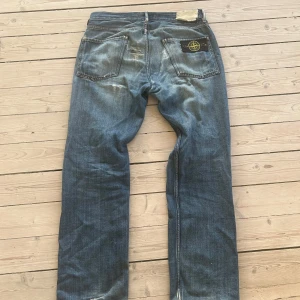 Stone Island jeans - Väldigt sällsynta Stone Island jeans som ej är i produktion längre da Stone Island slutat tillverka jeans. Har en del hal och slitningar men gar o laga 100% bomull
