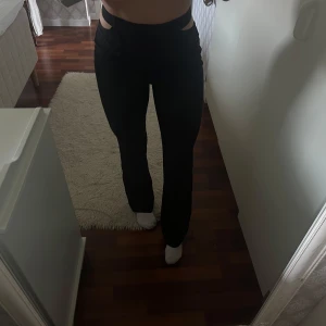 Kostymbyxor m utskärningar - I använt skick, 36/38. 