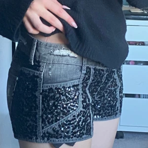 Guess shorts - Säljer dessa shorts då dem inte passade mig💗 Dem ser helt nya ut och har inga defekter  Skriv gärna om du vill ha fler bilder eller har frågor💗Pris kan diskuteras vid snabb affär!!