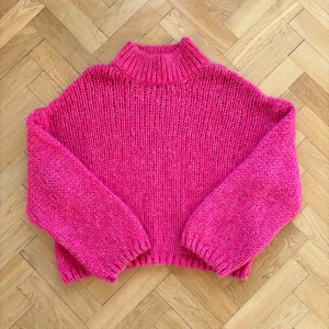 Rosa stickad tröja  - Tröja från Maja Nilsson Lindelöfs kollektion med Ginatricot för några år sedan. Storlek L, men funkar för mig som är S också.  Bra skick👏🏼