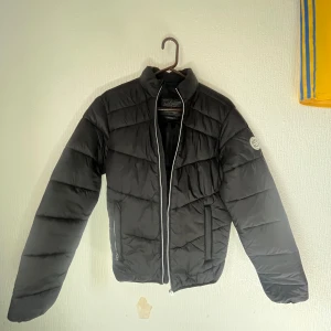 Jack o Jonas jacka  - Jätte fin jacka passar bra är i fint skick.  