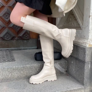 Beigea stövlar  - Beigea stövlar i storlek 38 🥰 Hör gärna av er om ni vill ha mer bilder på skorna och dess skavanker men det är i bra skick 🥰 Har dragkedja på sidan och är beställda från Zalando 🤩