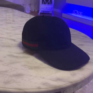 Gucci keps - Inte använd så mkt, jättefint skick o inga skador  Skriv för mer info elr frågor