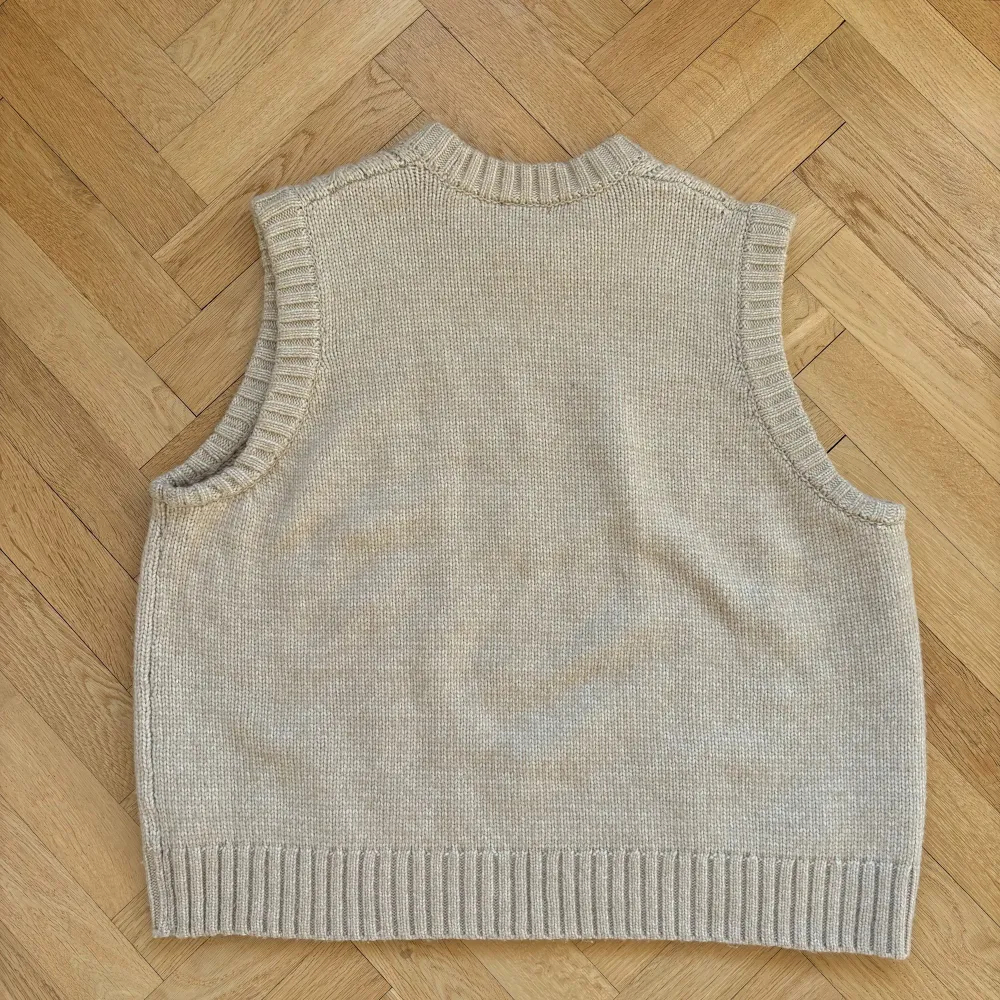 Säljer en superfin beige stickad väst från Lindex i storlek XXL. Den har ett snyggt flätmönster på framsidan och ribbade kanter vid ärmhålen och nederkanten. . 🧶✨ jag är storlek S och använt den som oversize väst över tröjor.. Stickat.