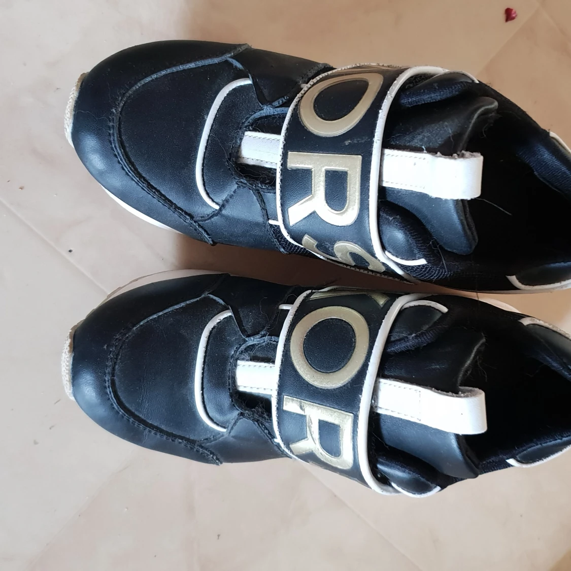 Svarta sneakers med vit sula och logga - 90