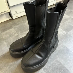 Platå boots från Asos - Storlek 36, använda men i bra skick. Legat i källaren i några år nu så kommer ej till användning. Kolla bild 4 för en liten defekt, annars är det inge fel på bootsen. 