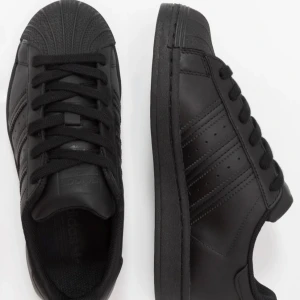 Adidas superstar - Säljer mina helsvarta adidas superstar som jag köpte i augusti, då jag inte har någon användning för de💕 de är i bra skick