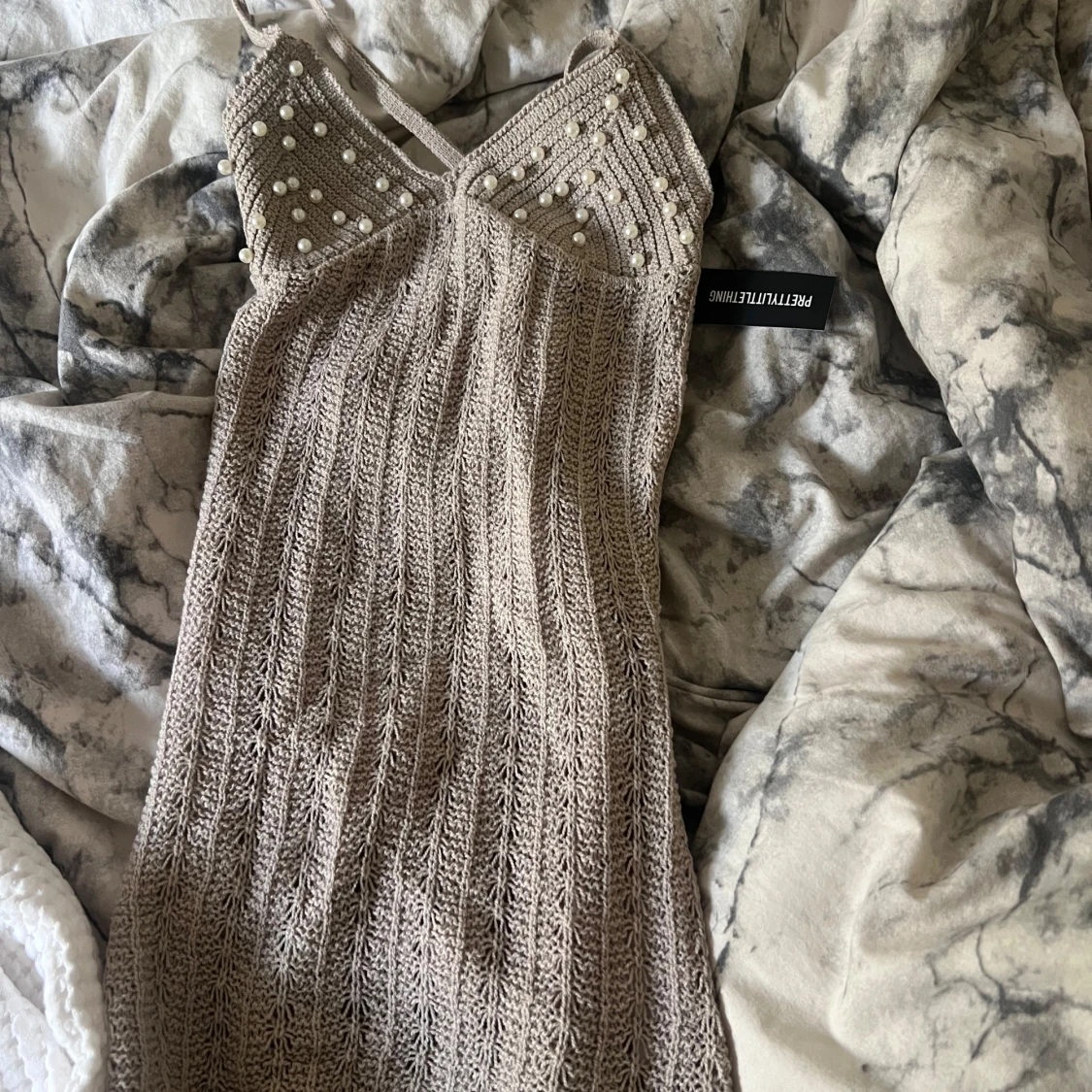 plt klänning med pärlor