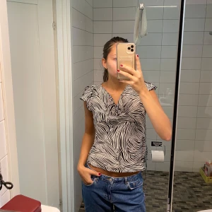Zebratopp - Zebramönstrad topp med lös passform. Den går att ha på olika sätt. Fina detaljer och material🥰Det står storlek 16 men passar mig som brukar ha S🥰