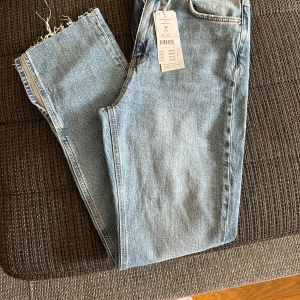 Blåa jeans - Jag fick dessa jätte fina jeans i present för nått år sen men har aldrig används för dom inte passar mig, lappen är även kvar. Köparen står för frakten 🫶🏼  Vill man hämta så kan de hämtas i Helsingborg 📍
