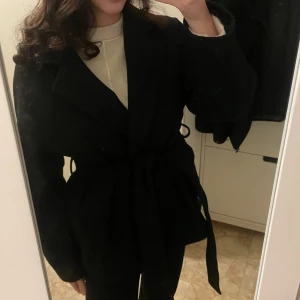 Svart kappa  - Super fin svart kappa som går att styla till allt 😍 den är köpt förra året, lite nopprig men inget som syns alls då kappan är svart 