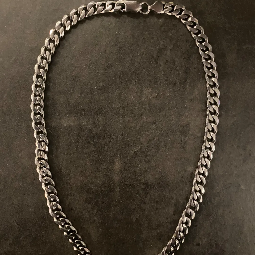 Säljer en kedja / halsband. Skick 9/10 nån liten repa. Skriv för mer info och bilder. Kan sänka priset vid snabb affär!!. Accessoarer.