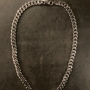 Halsband - Säljer en kedja / halsband. Skick 9/10 nån liten repa. Skriv för mer info och bilder. Kan sänka priset vid snabb affär!!