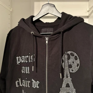 rhinestone hoodie - Hej. Nu säljer jag min rhinestone hoodie då den inte passar, använd Max 4 gånger och är i väldigt bra skick.