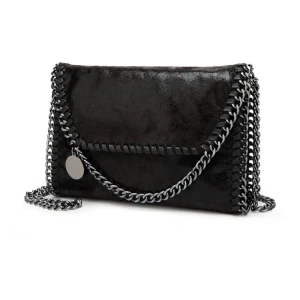 Väska  - Jag har tagit bort den runda detaljen på väskan och det är den ända skillnaden, annars är den som ny. Använd ca 4 gånger men är i väldigt bra skick❣️väldigt lik en stella väska, skriv privat för fler bilder.