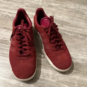 Adidas gazelle - Använda men fortfarande i ett väldigt fint skick. Storlek 37 1/3. Vinröda i färgen.