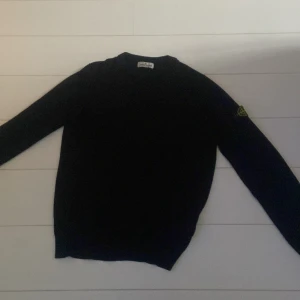 Finstickad stone island  - Säljer min finstickade stone island tröja. Säljer den eftersom den är förliten. Skick 7/10. Finns ett hål på vänster armbåge. Pris kan diskuteras 