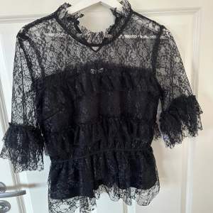 Säljer denna fina ”Smilla lace blouse” från bubbleroom. Aldrig använd därav sitter prislappen kvar🌸 Köpte för 499 kr på deras hemsida 