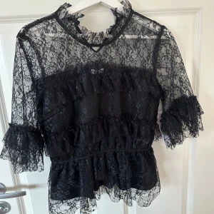 Svart spets blus - Säljer denna fina ”Smilla lace blouse” från bubbleroom. Aldrig använd därav sitter prislappen kvar🌸 Köpte för 499 kr på deras hemsida 