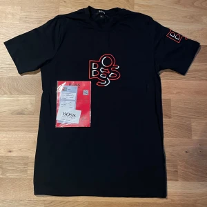 Boss T-Shirt - Svart boss t-shirt i nyskick, passar perfekt i storleken. Hör görna av er😁