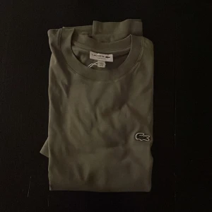 Grön Lacost T-shirt, aldrig använd  - Oanvänd grön Lacoste T-shirt. Storlek M, Herr  Classic Fit 